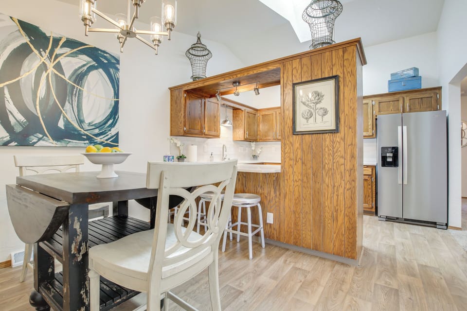 2 Dining Areas | Workstation | Free WiFi | Central Air Conditioning/Heat