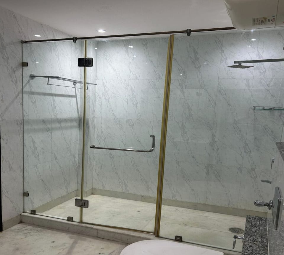 Signature Studio Suite | Bathroom | Towels, soap, shampoo, toilet paper