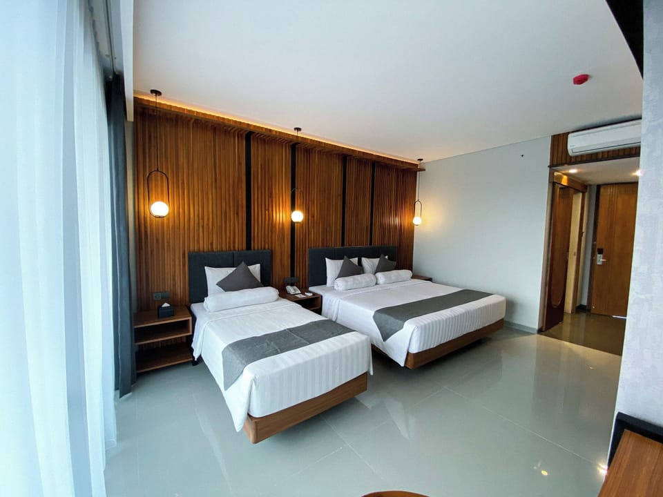 Family Room | Desk, free WiFi, bed sheets