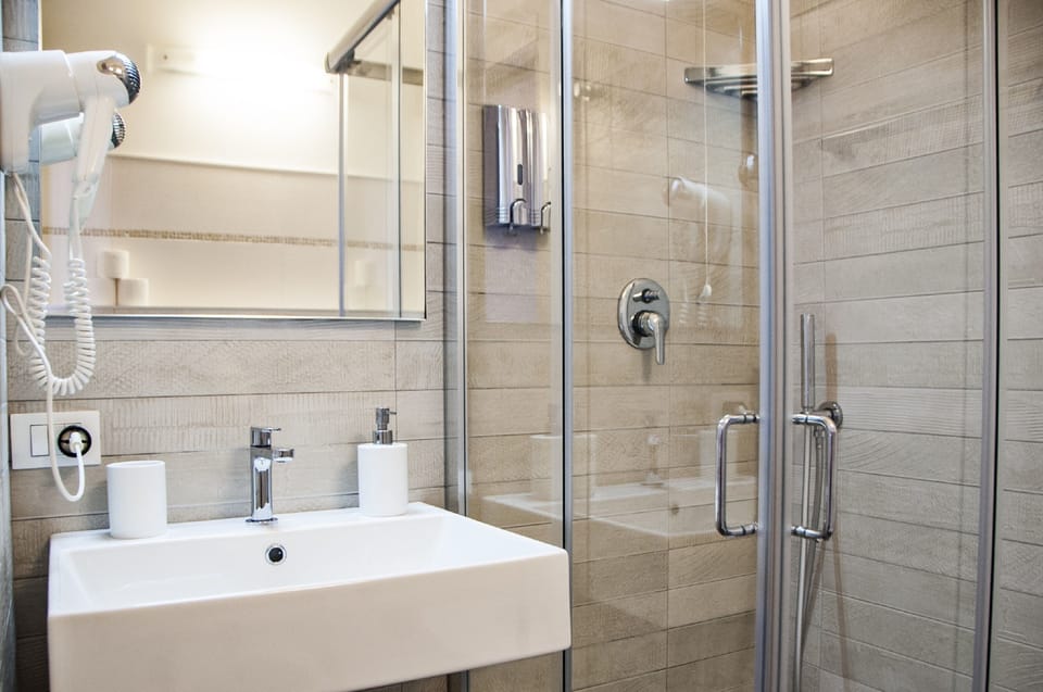 Shower, free toiletries, hair dryer, bidet