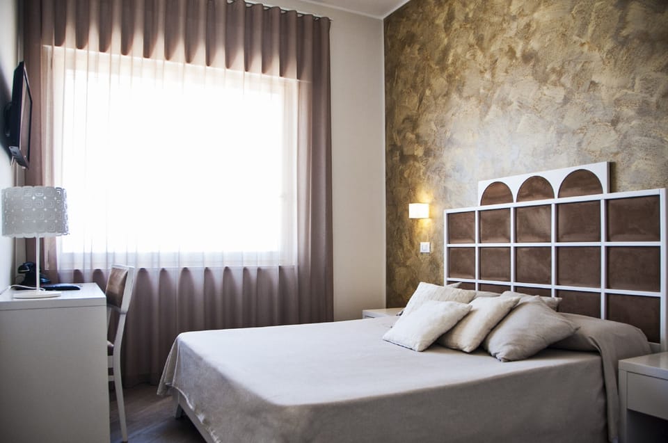Double Room, Sea View | Premium bedding, minibar, individually decorated, desk