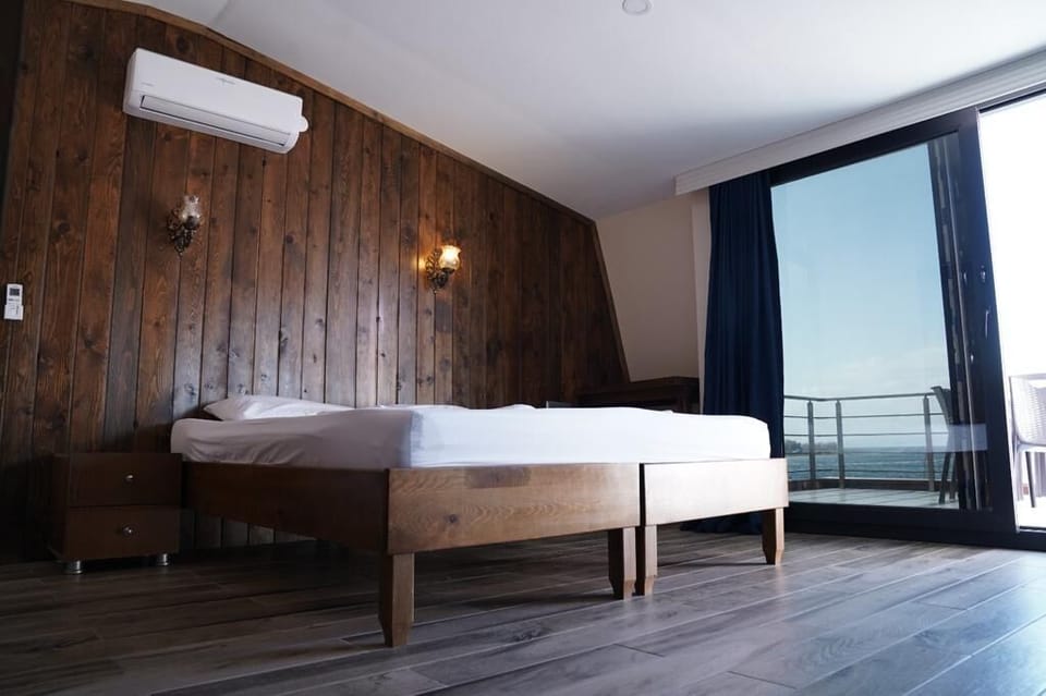 Premium bedding, minibar, laptop workspace, rollaway beds (surcharge)