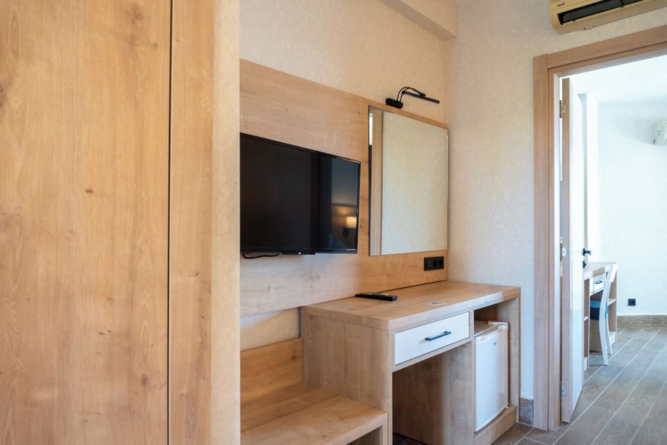 Family Room | In-room safe, desk, soundproofing, free cribs/infant beds