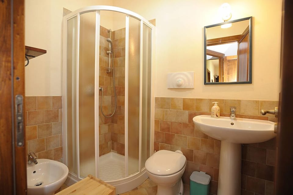 Triple Room | Bathroom | Shower, free toiletries, hair dryer, bidet