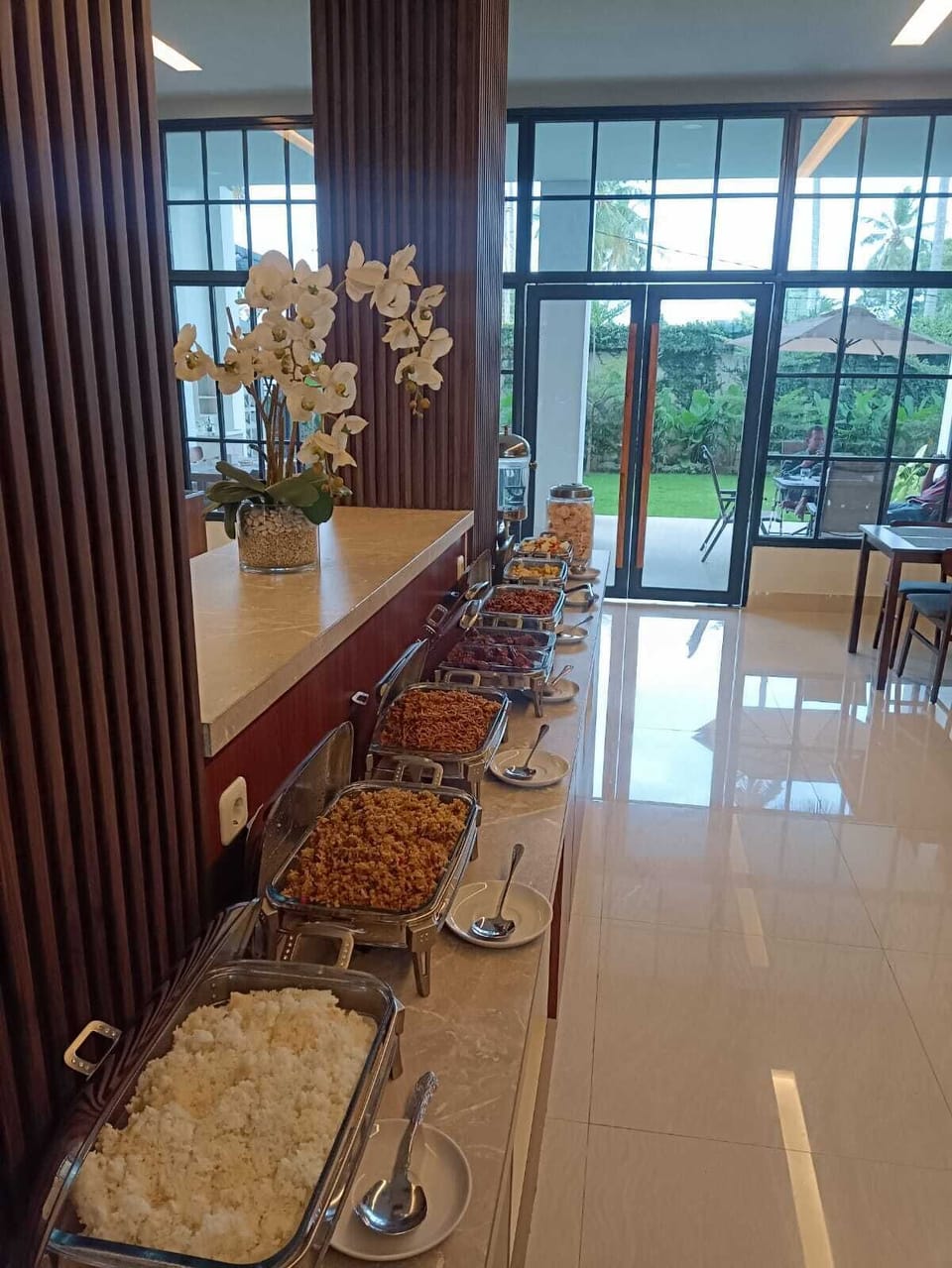 Free daily buffet breakfast