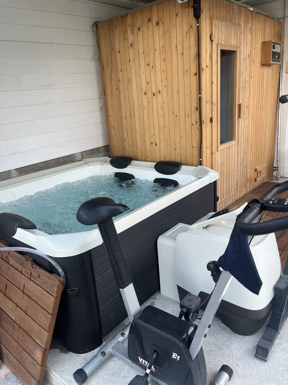 Outdoor spa tub