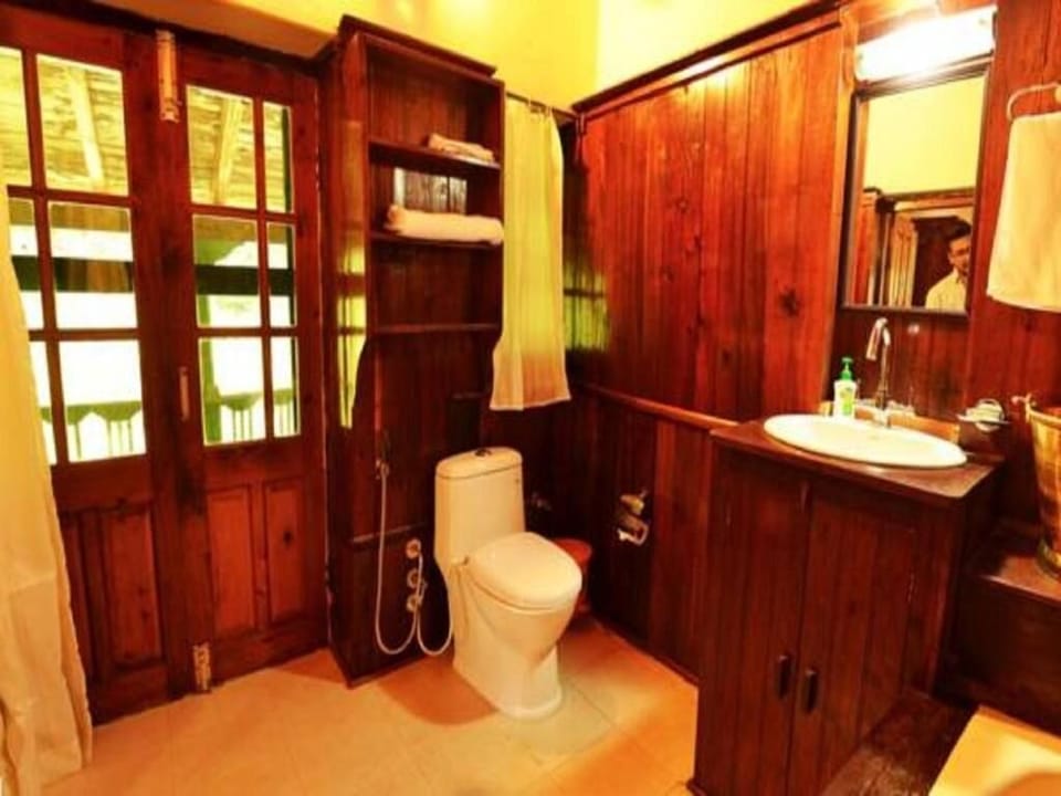 Shower, free toiletries, hair dryer, bathrobes