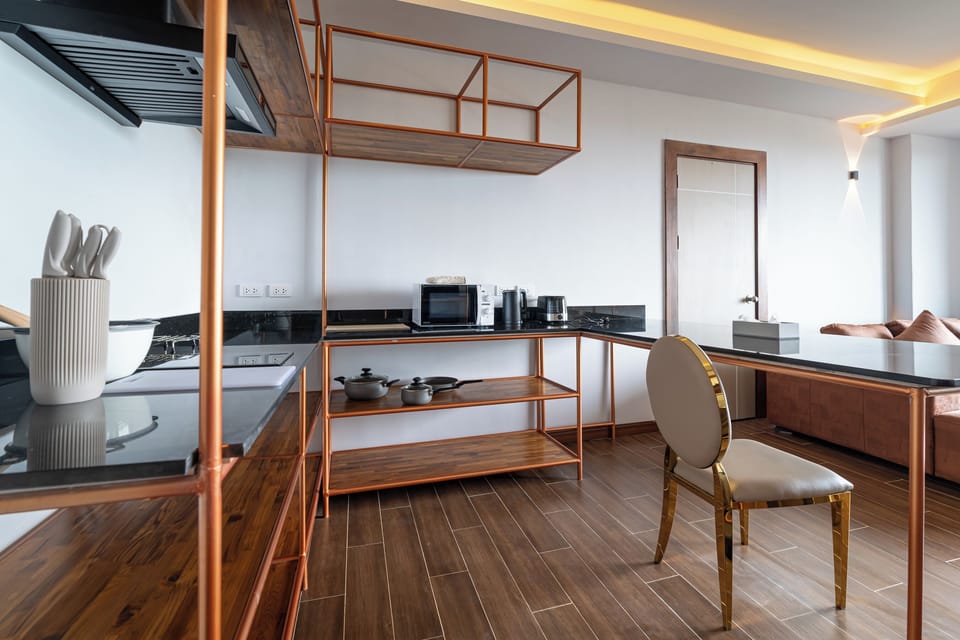 Premium Family Suite | In-room safe, desk, free WiFi, bed sheets