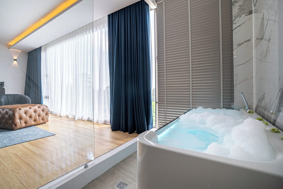 Executive Suite | In-room safe, desk, free WiFi, bed sheets