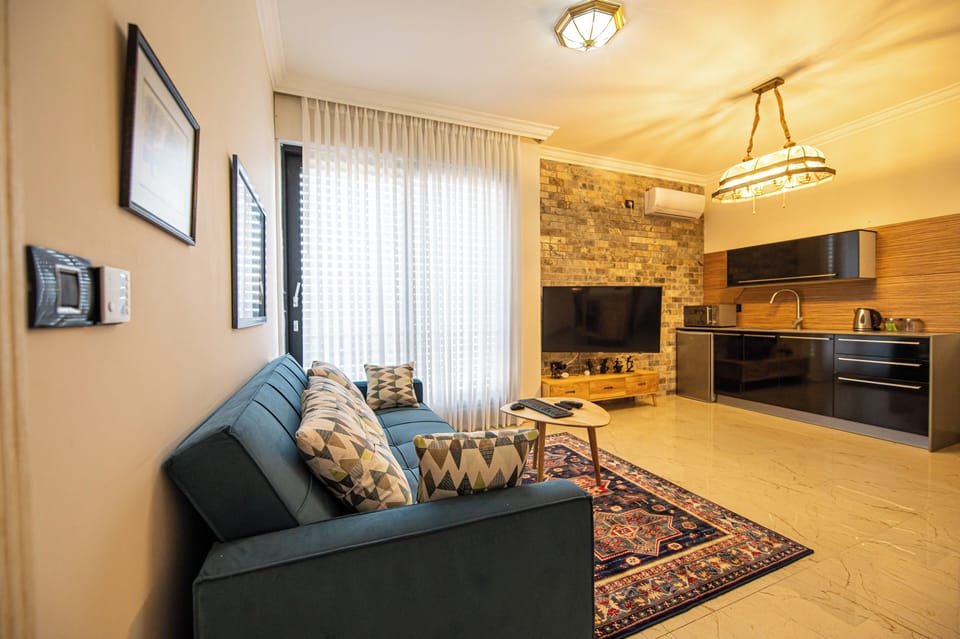 Studio Suite, Garden View | Living area | 55-inch LED TV with cable channels, DVD player, first-run movies