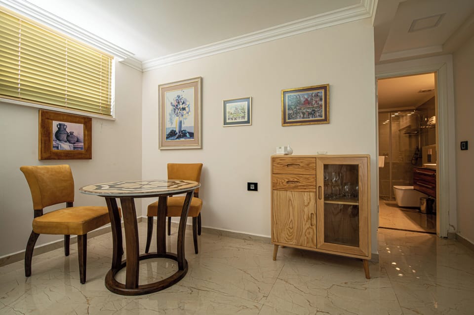 Deluxe Suite, Smoking, Hot Tub | In-room dining