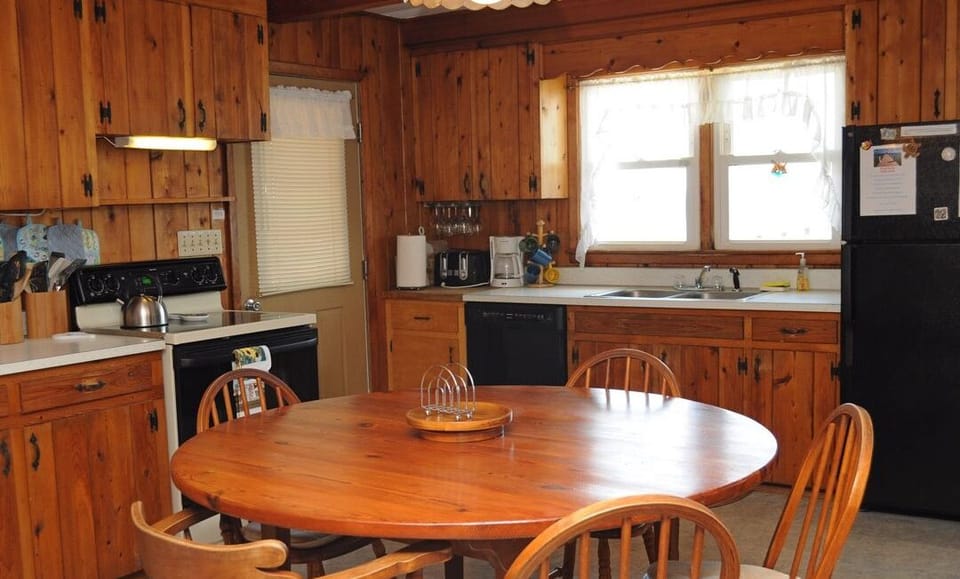 Kitchen / Dining Area
