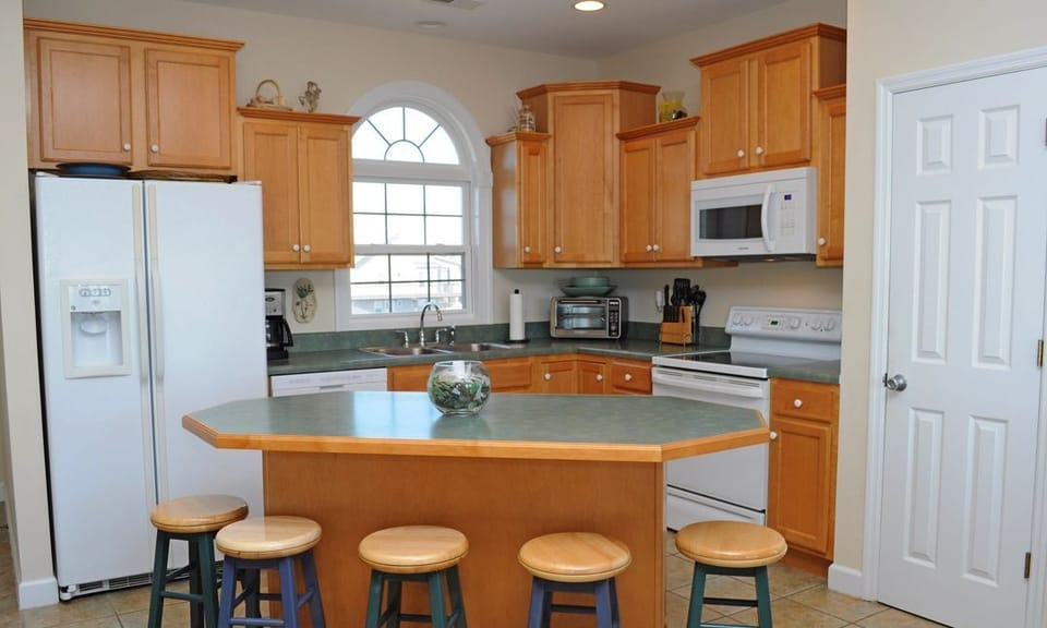 Kitchen & Bar Area