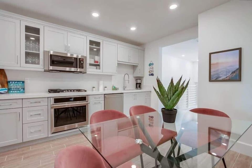 Gorgeous kitchen with eat-in dining area 