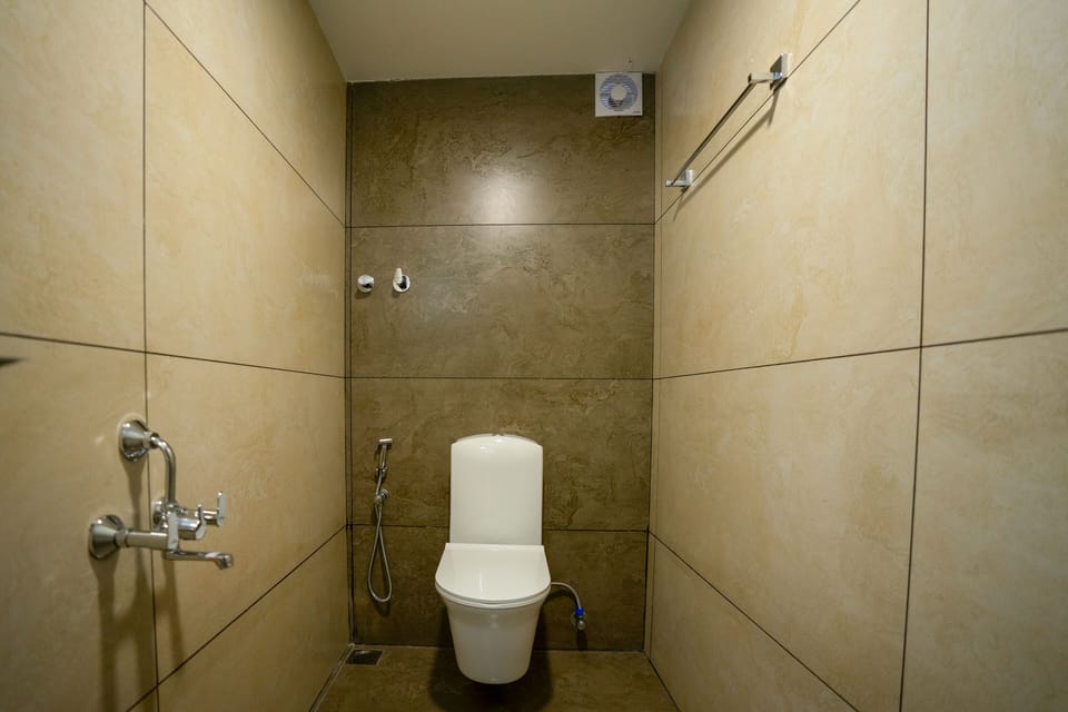 Premium Room | Bathroom | Shower, towels, soap, shampoo