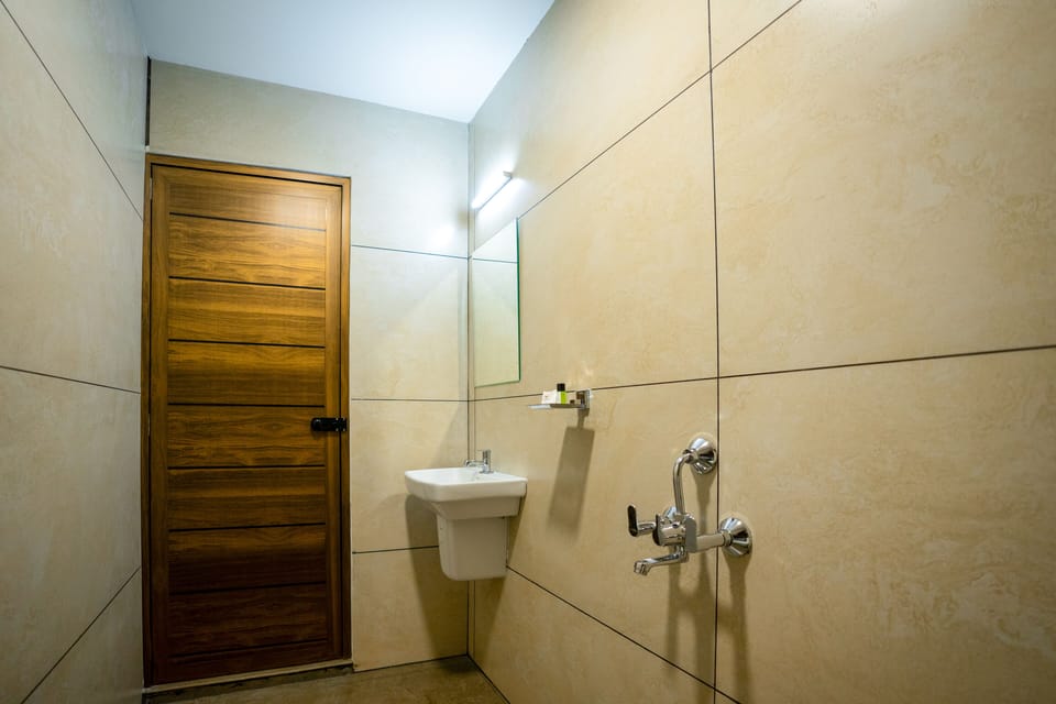 Deluxe Double or Twin Room | Bathroom | Shower, towels, soap, shampoo