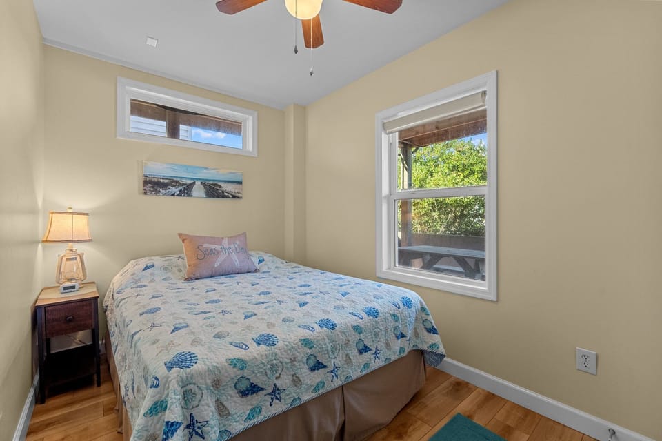 Queen bedroom - Bottom unit