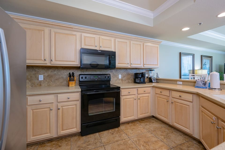 Condo, 2 Bedrooms | Private kitchen | Fridge, oven, coffee/tea maker