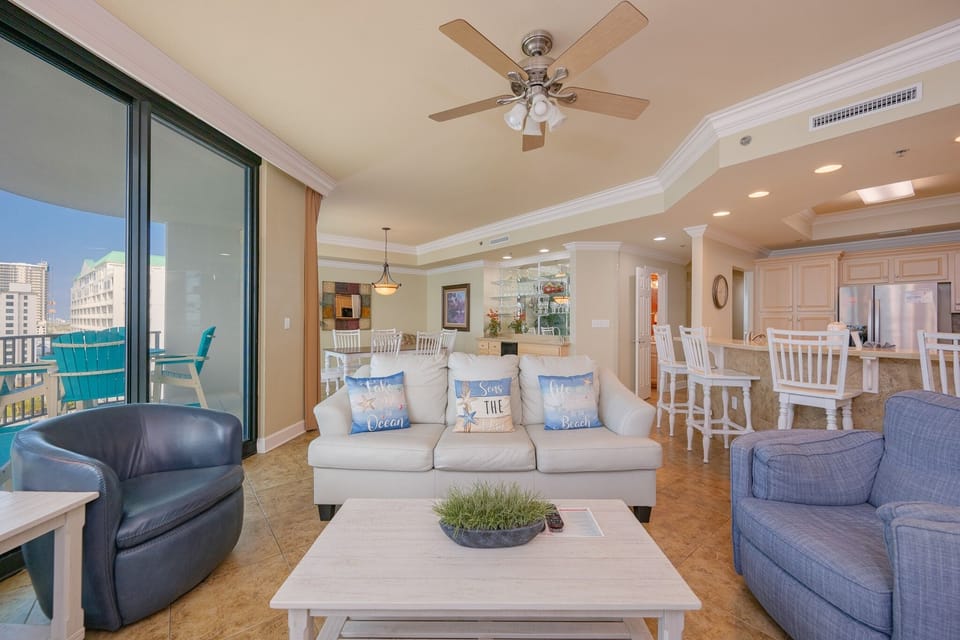 Condo, 2 Bedrooms | Living area