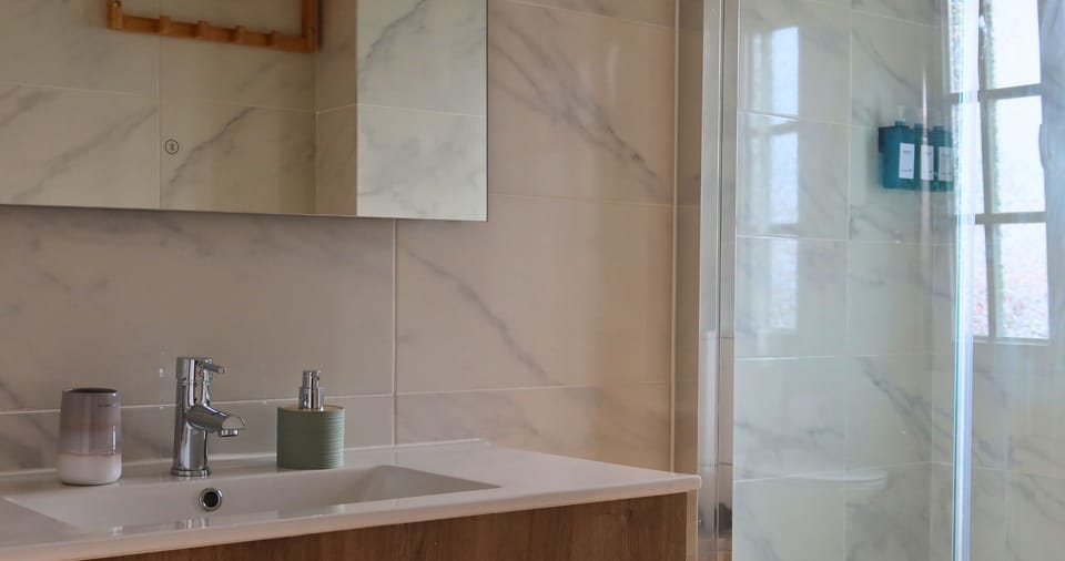 Comfort Double Room - Diogo Cao | Bathroom | Rainfall showerhead, hair dryer, slippers, towels