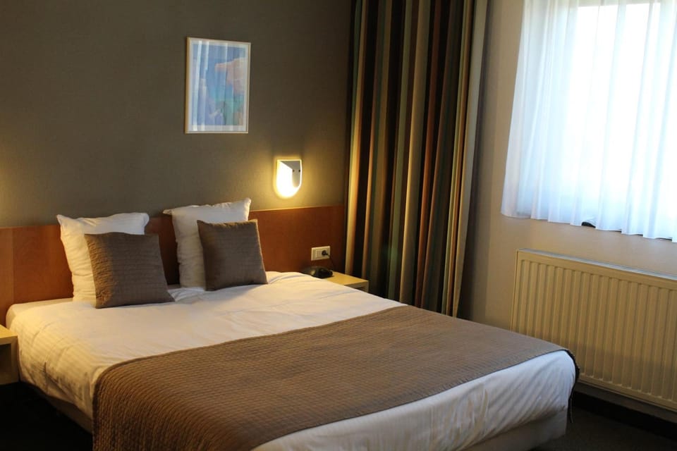 In-room safe, desk, free WiFi, wheelchair access