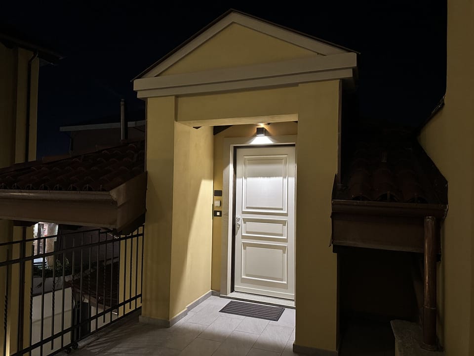 Independent entrance to the attic apartment with terrace usable in summer