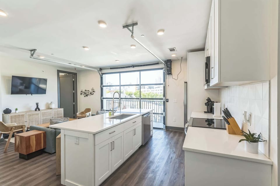 Full kitchen with counter seating