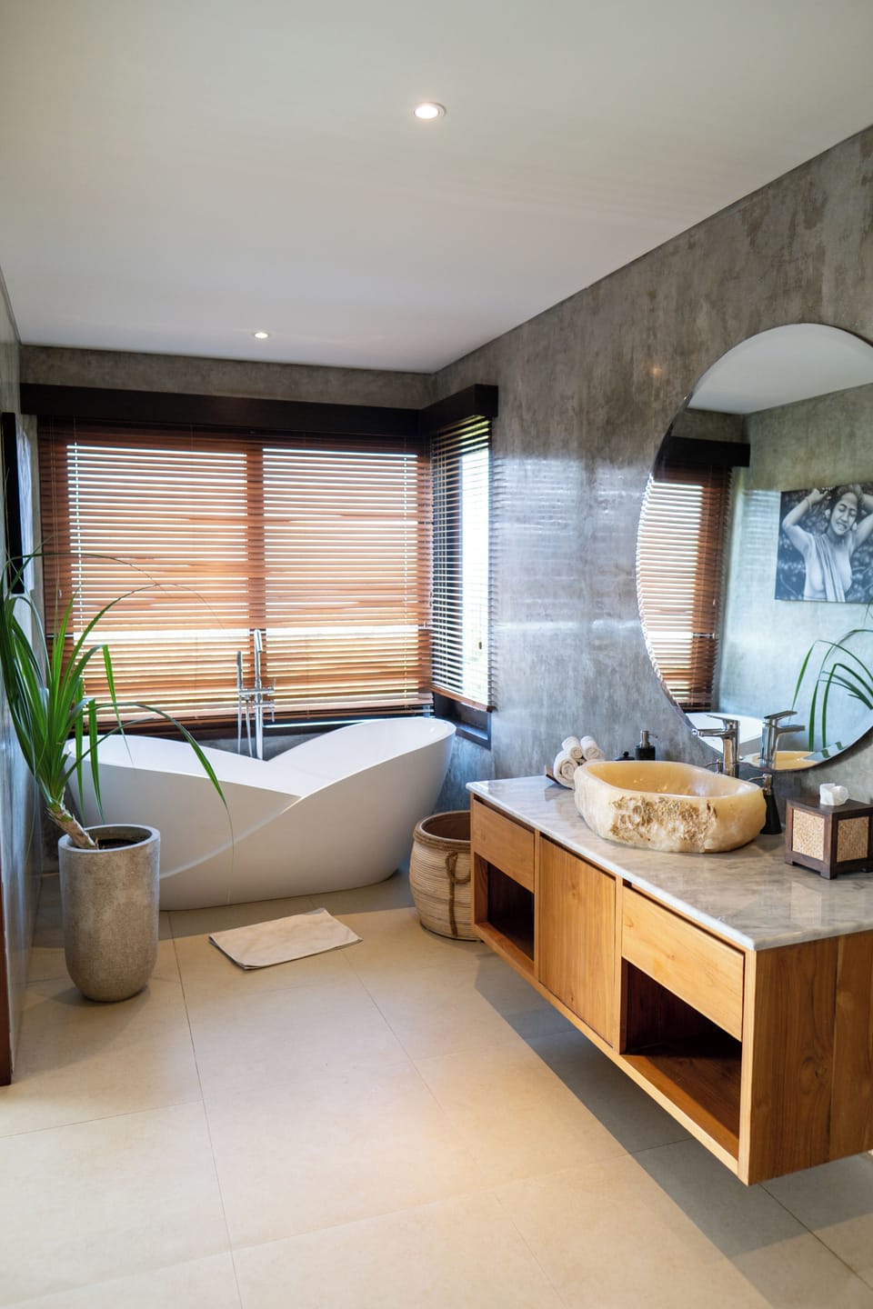 Combined shower/tub, hair dryer, slippers, towels