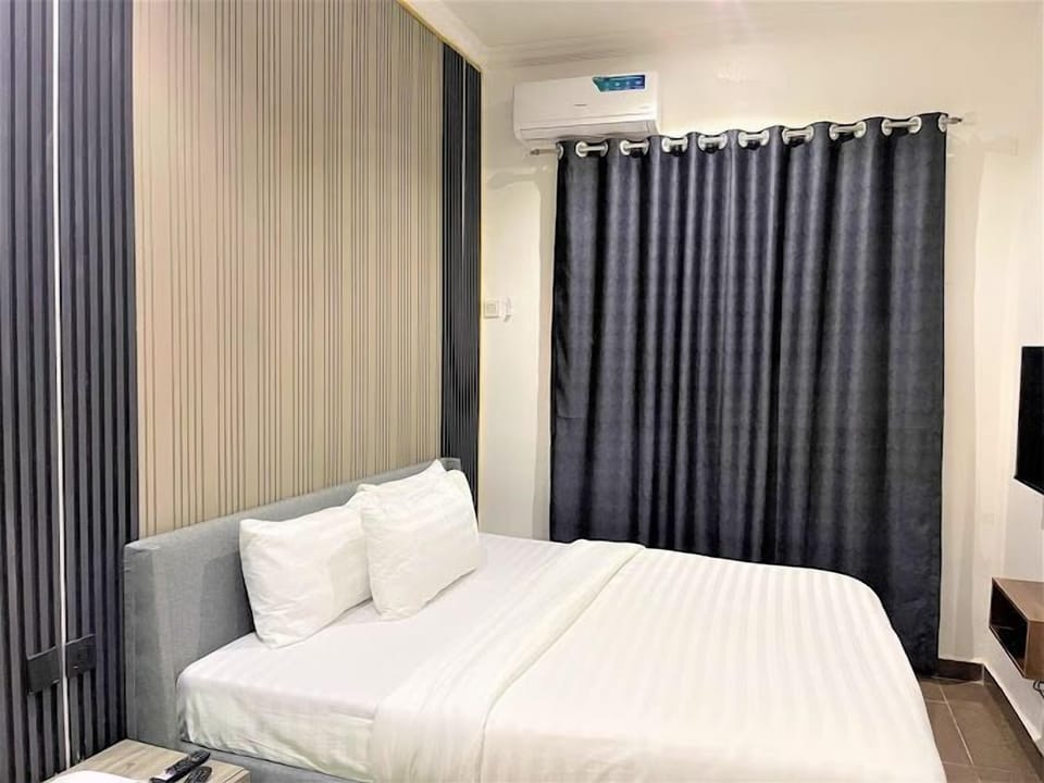 Family Room, Balcony, City View | Desk, laptop workspace, free WiFi