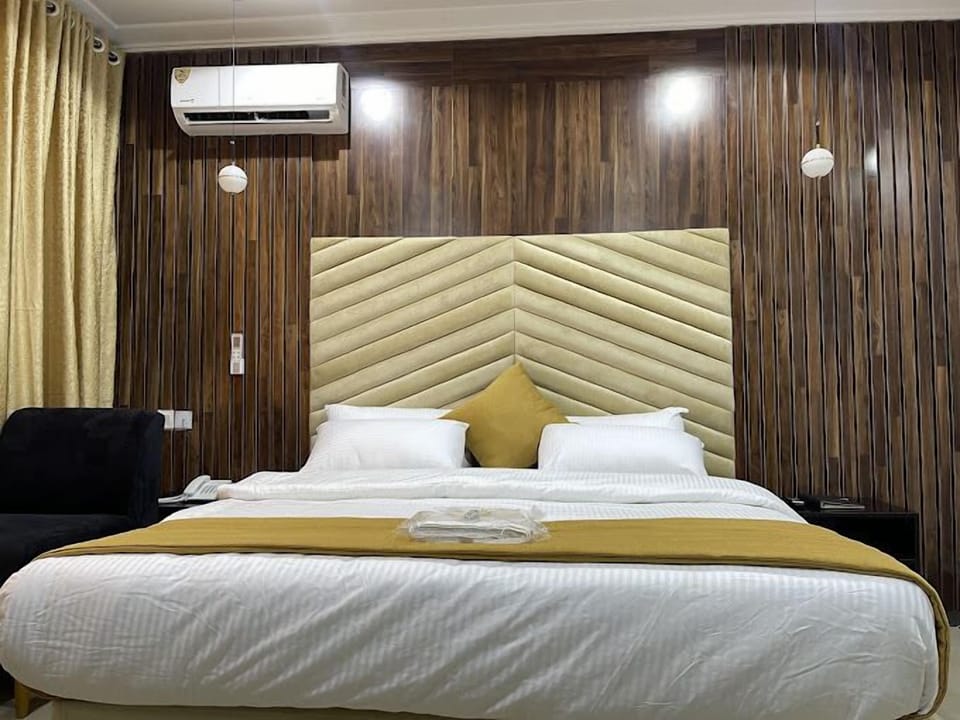 Family Room, Balcony, City View | Desk, laptop workspace, free WiFi