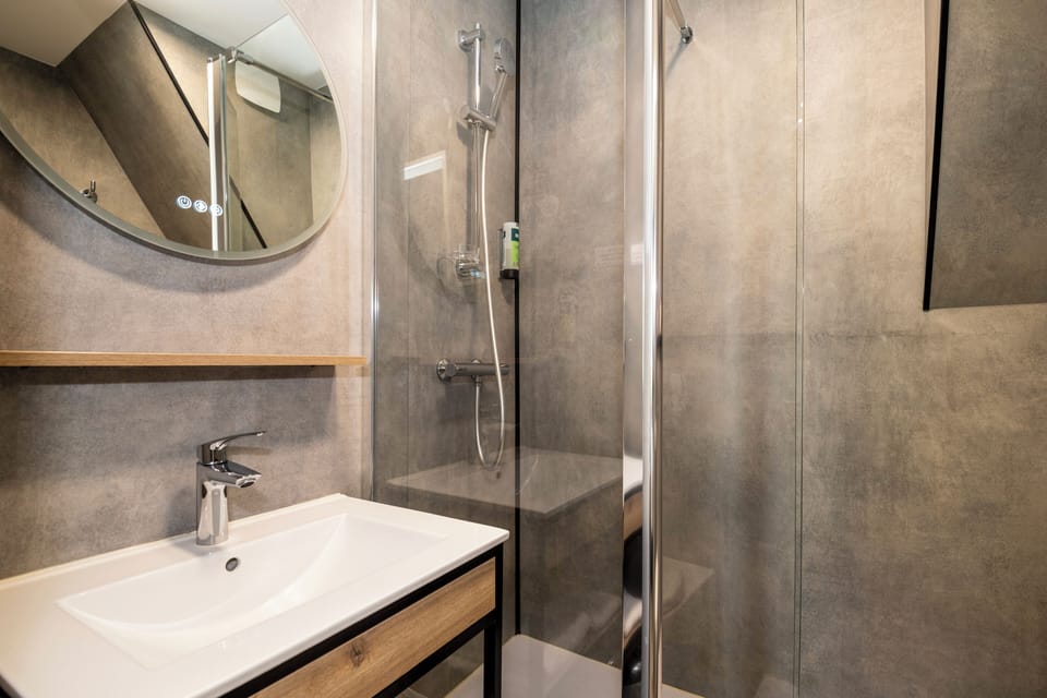 Standard Twin Room | Bathroom | Free toiletries, hair dryer, towels