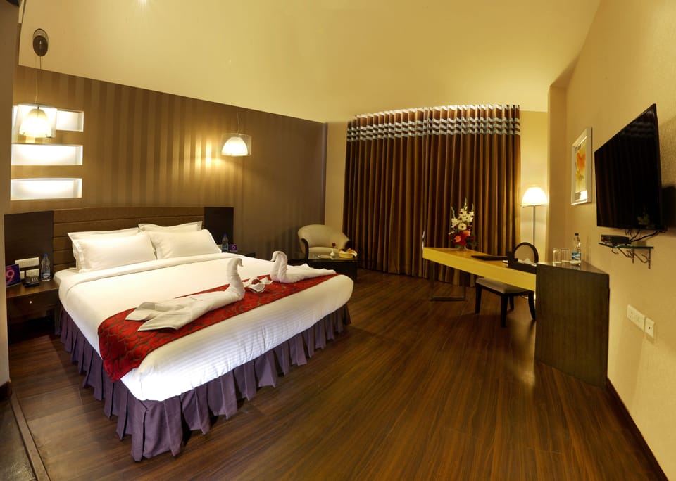 Deluxe Room | Premium bedding, memory foam beds, in-room safe, blackout drapes