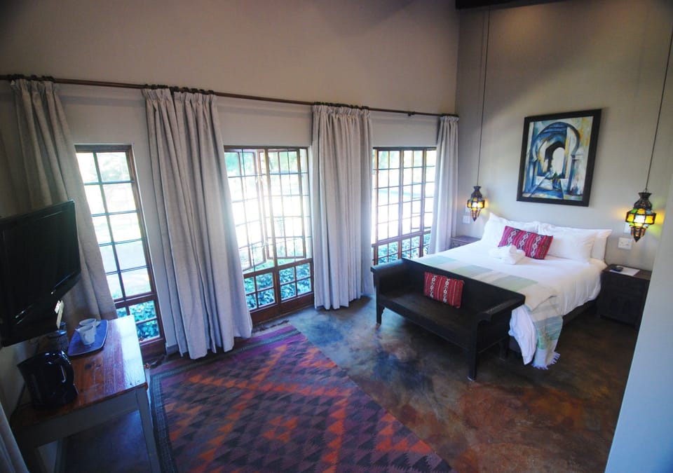 Luxury Suite, 1 Queen Bed | Premium bedding, in-room safe, individually decorated