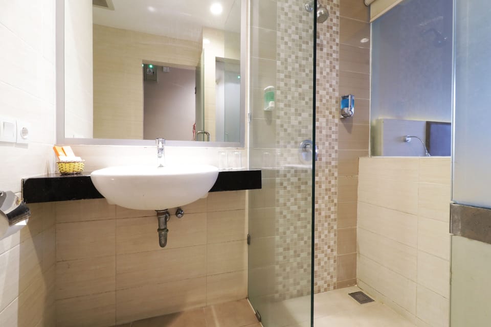 Executive Room | Bathroom | Shower, free toiletries, hair dryer, towels