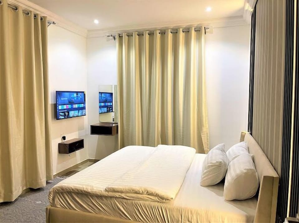 Family Room, Balcony, City View | Desk, laptop workspace, free WiFi