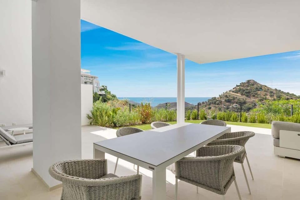 Private terrace with sea views - dinning area