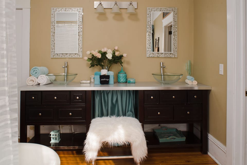 Room (The Green Room) | Bathroom | Designer toiletries, hair dryer, bathrobes, towels