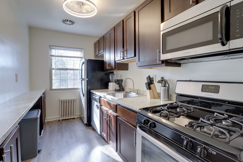 Economy Apartment, 2 Bedrooms | Private kitchen | Fridge, microwave, oven, stovetop