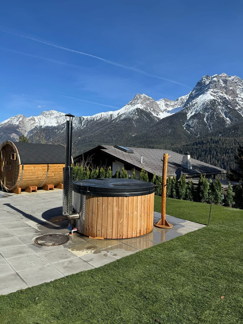 Outdoor spa tub