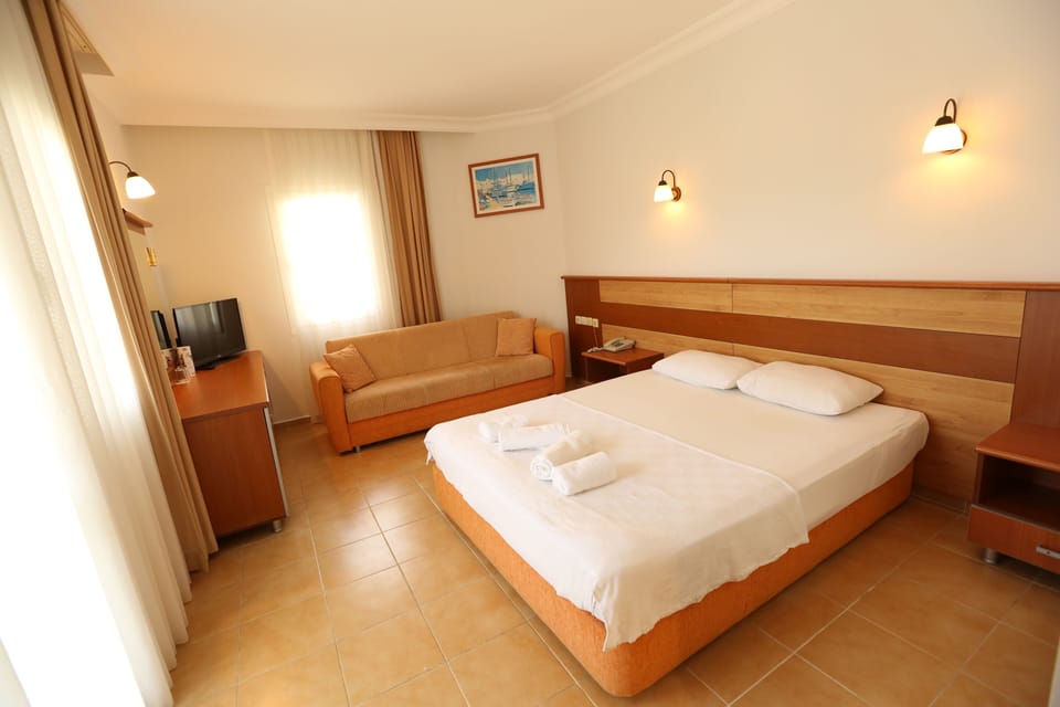 Minibar, blackout drapes, free WiFi, bed sheets