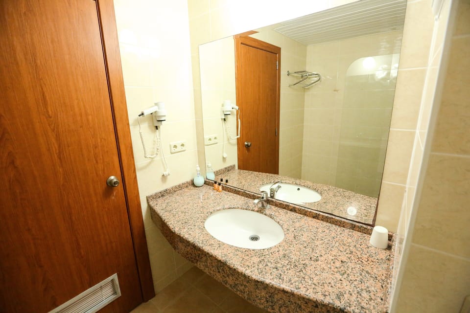 Standard Room | Bathroom | Shower, hair dryer, slippers, towels