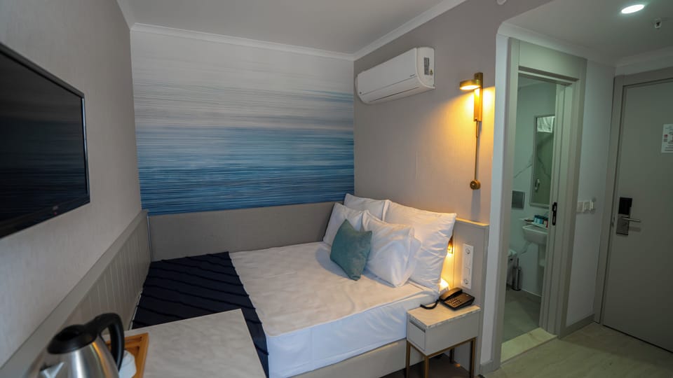 Combined shower/tub, hair dryer, slippers, towels