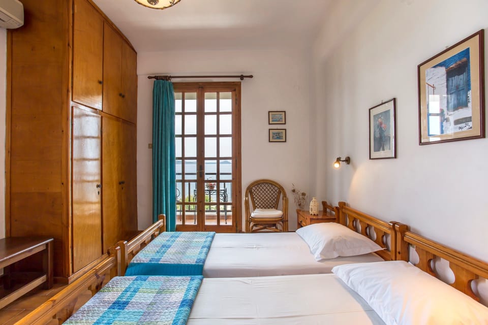 Comfort Room, 1 Double or 2 Twin Beds, Balcony, Sea View | Iron/ironing board, free WiFi