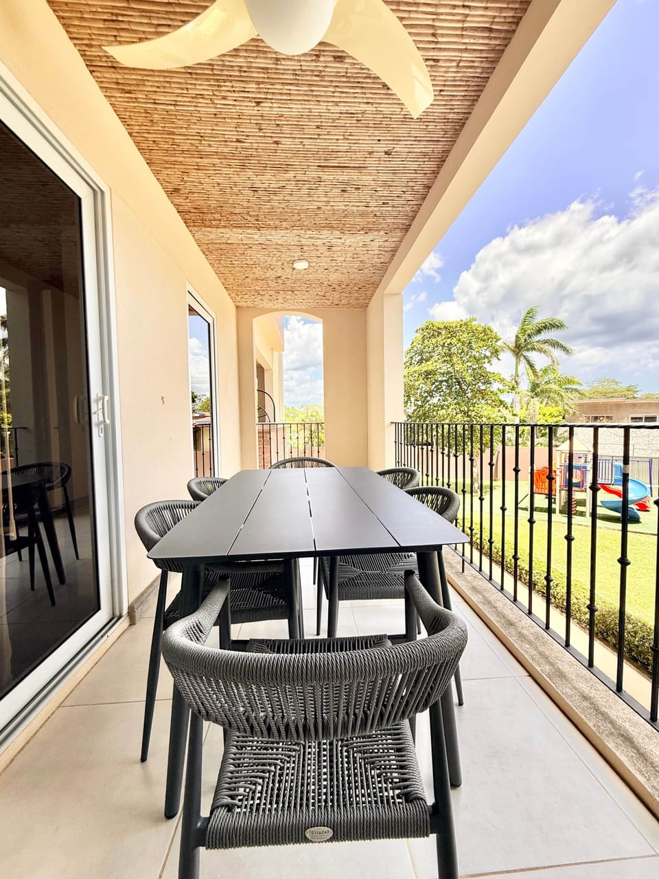 Outdoor Dinning area