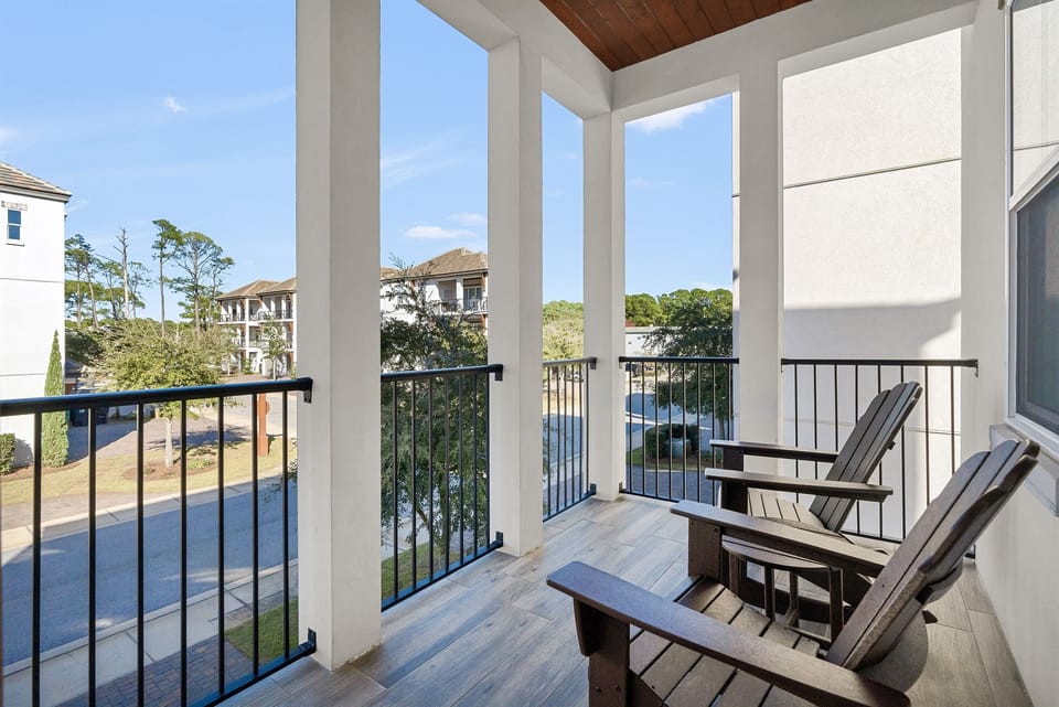 Resort-Style Pool & Clubhouse — Enjoy exclusive access to the 90-ft HEATED community pool, cushioned lounge seating, covered pavilion with 7 Green Egg grills, large dining tables, and big-screen TVs—perfect for relaxing, cookouts, and group gatherings.