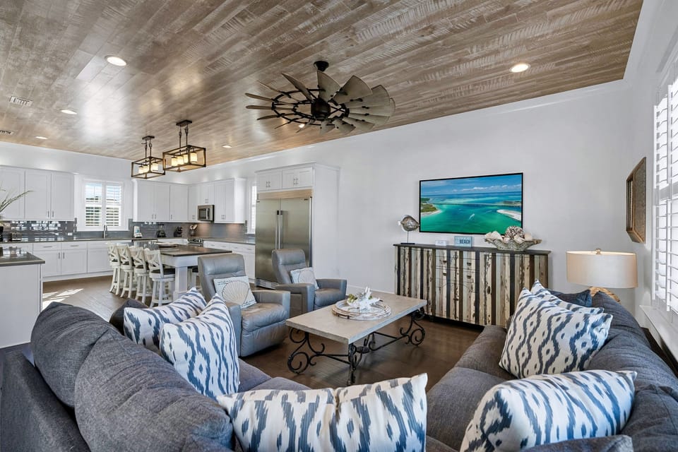 6-seat Golf Cart FREE during your stay! 2 minutes to the beach. Sleeps 18, 7 bedrooms, 5.5 bath, and 12 beds. Heated pool and pavilion just steps from the home!