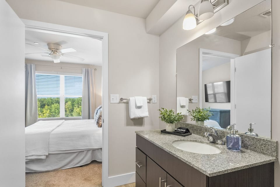 King Bathroom 3