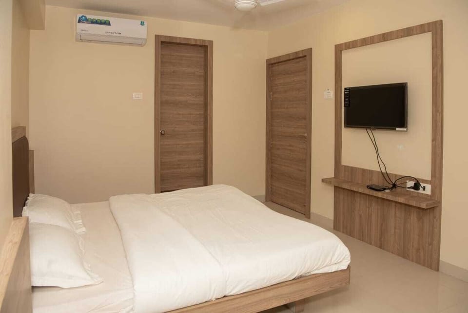 Deluxe Double or Twin Room, City View | Laptop workspace, free WiFi