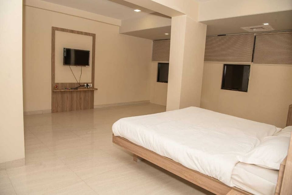 Deluxe Double or Twin Room, City View | Laptop workspace, free WiFi