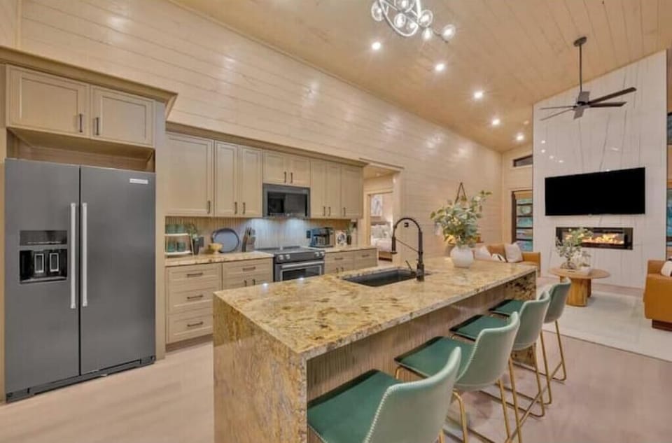 Fully equipped kitchen with state-of-the-art appliances!